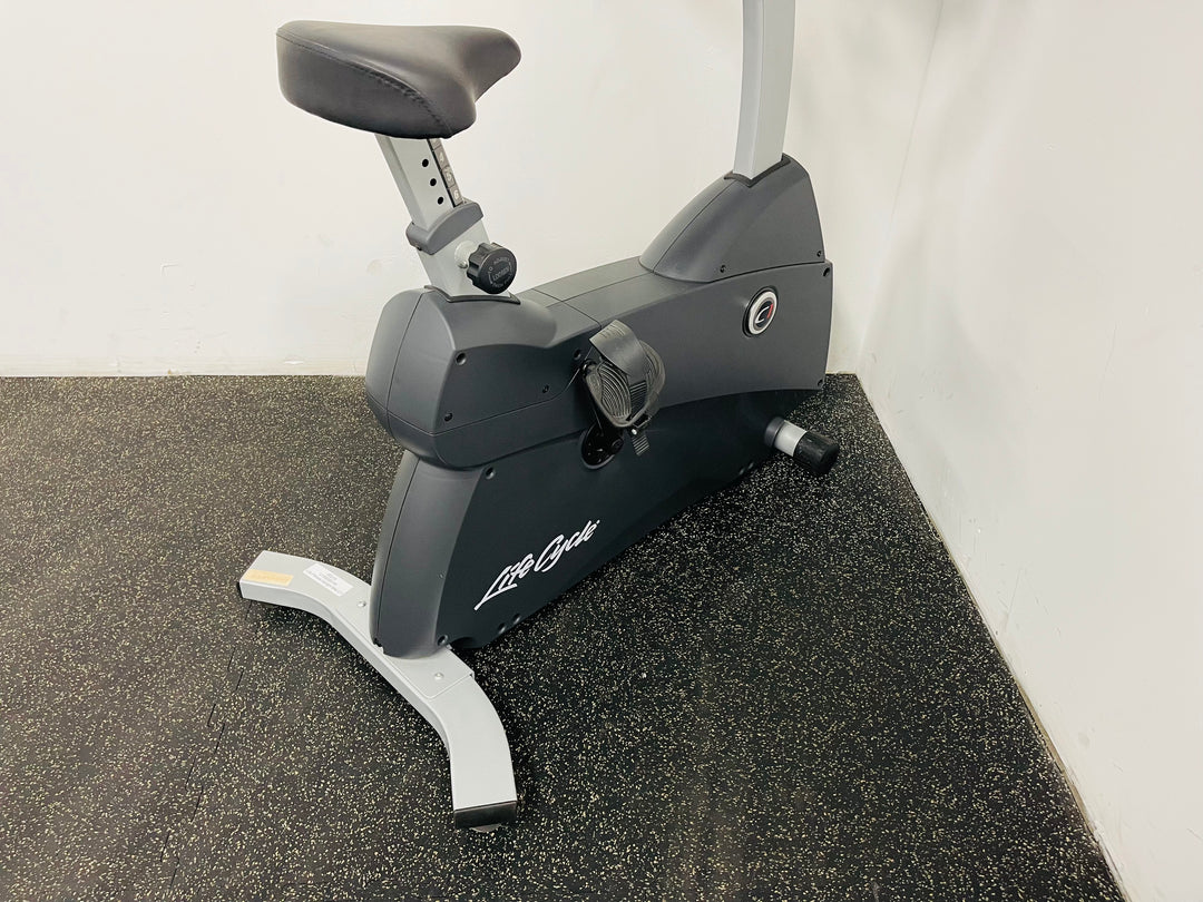 Life Fitness C1 Upright Bike