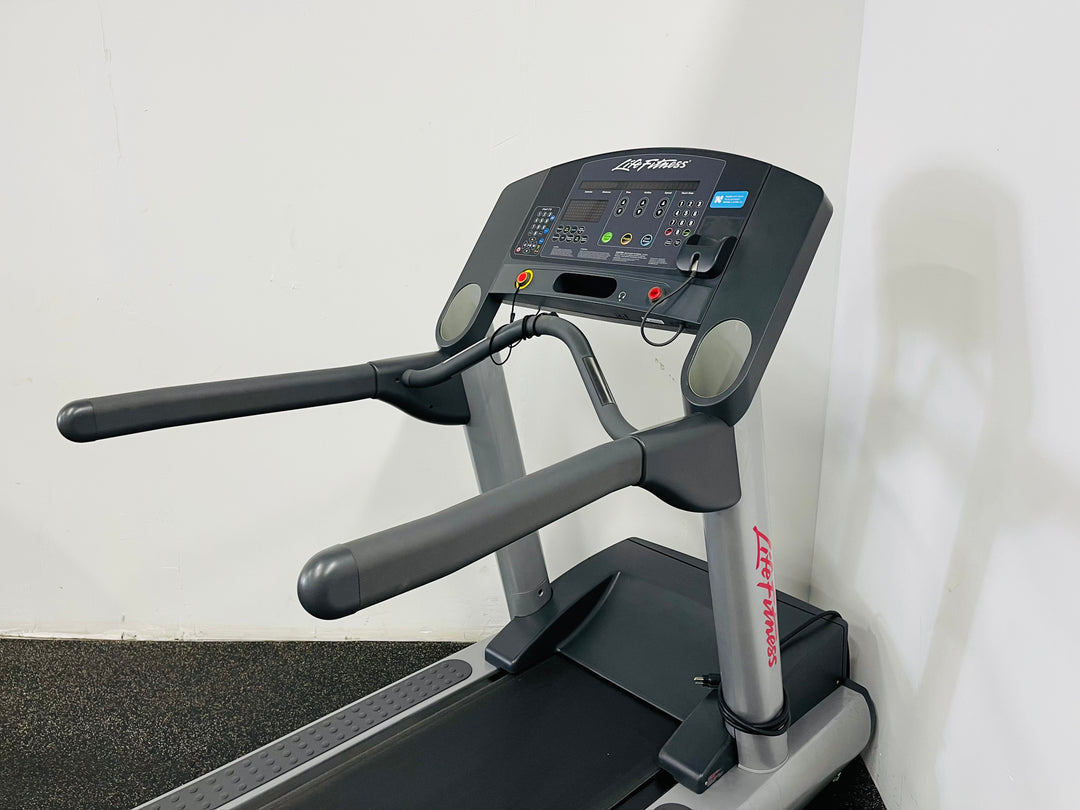 Life Fitness CLST Treadmill