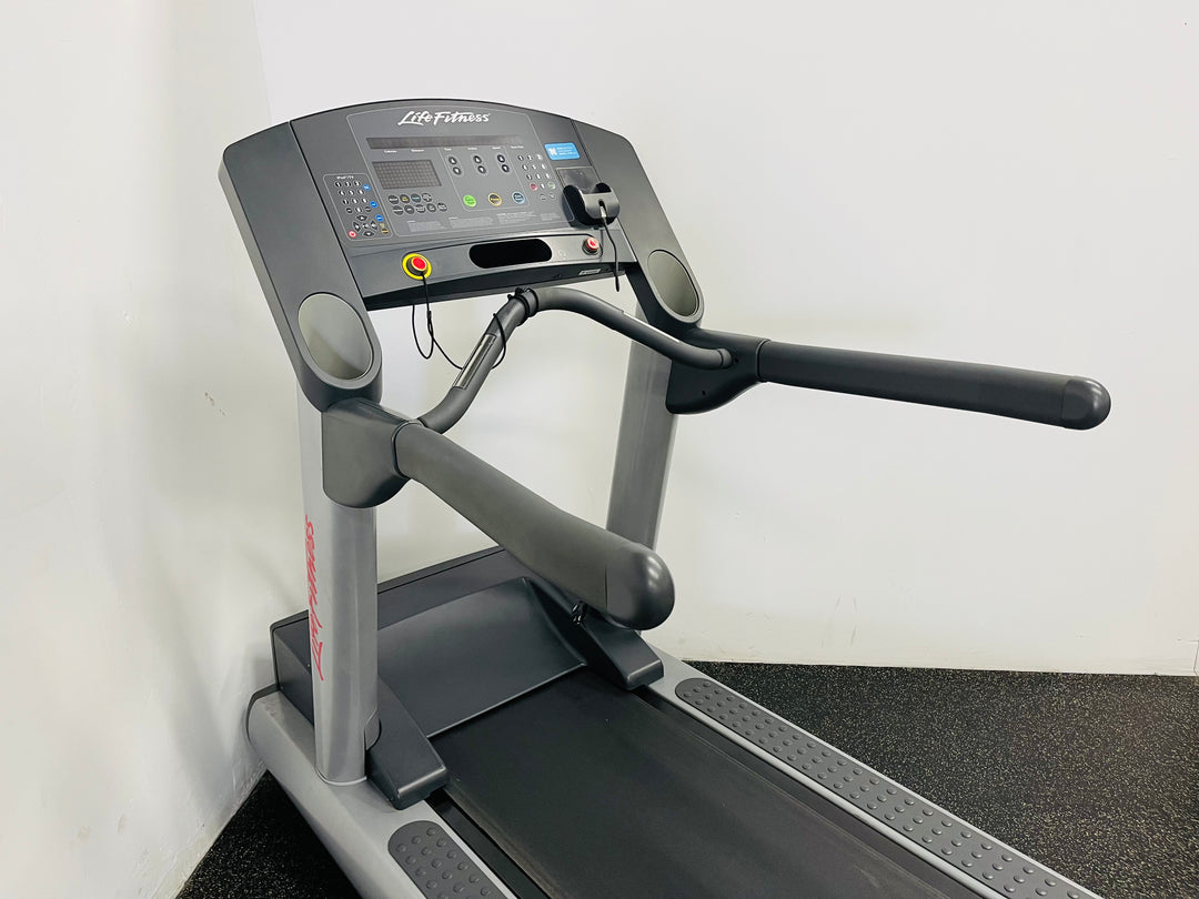 Life Fitness CLST Treadmill