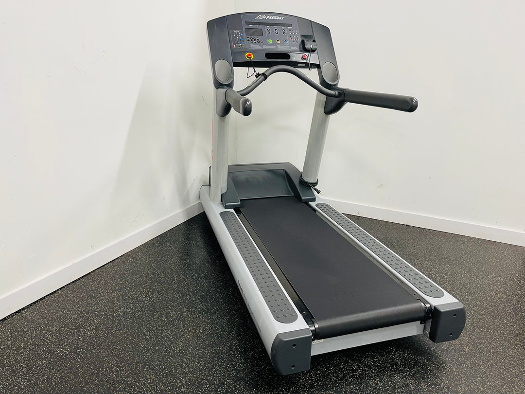 Life Fitness CLST Treadmill