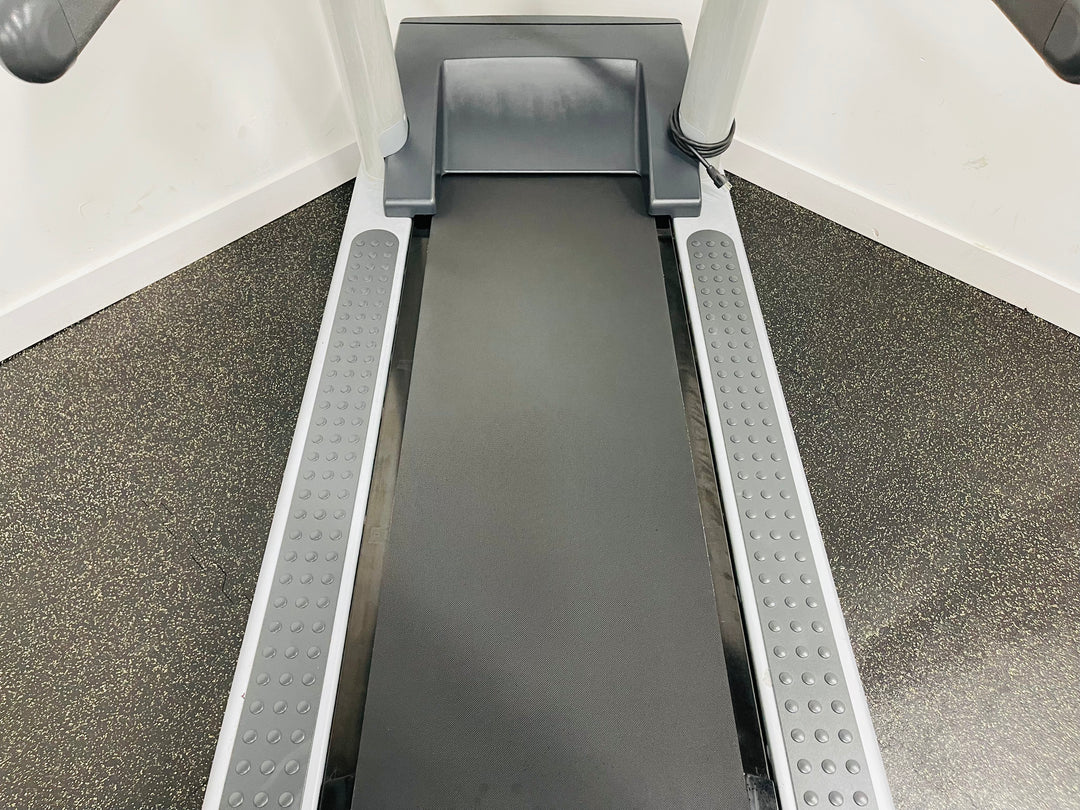 Life Fitness CLST Treadmill